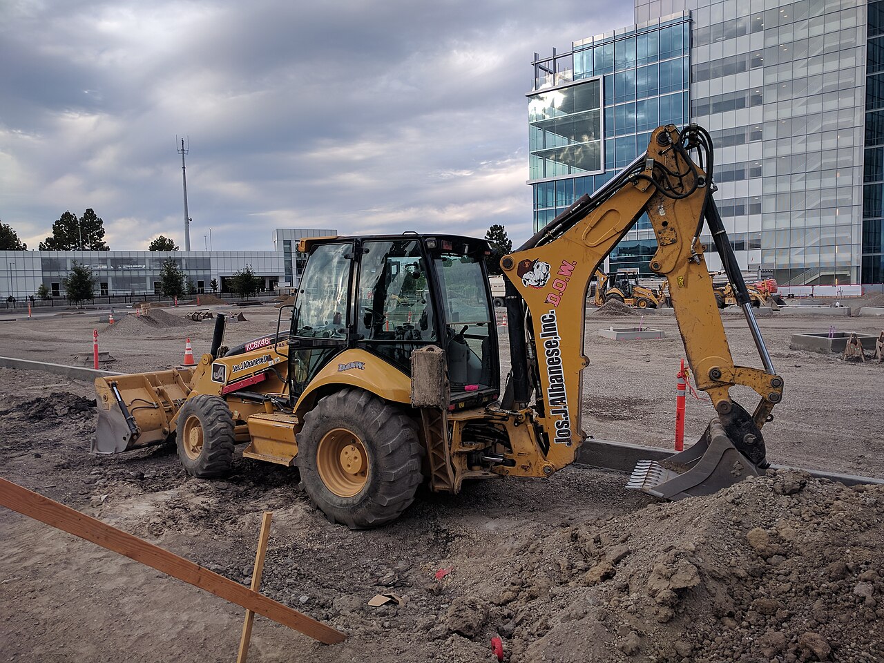 Caterpillar 416 (Center-Pivot Backhoe Loader)